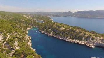 Luftreise-Drohne-Blick auf klares grünes Wasser und Klippen von Cassis, Mittelmeer, Südfrankreich. video