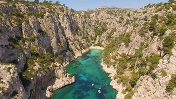 viaggio aereo drone vista di limpide acque verdi e scogliere di cassis, mar mediterraneo, francia meridionale.