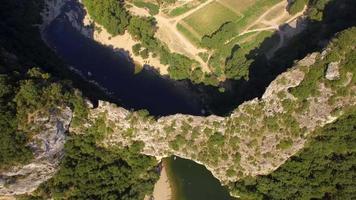 luftfahrtdrohne blick auf den natürlichen bogen und fluss von pont d arc, südfrankreich. video