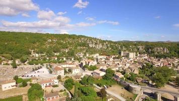 Flygresa drönare syn på Balazuc, södra Frankrike. video