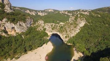 vista del drone di viaggio aereo dell'arco naturale e del fiume di pont d arc, nel sud della Francia.