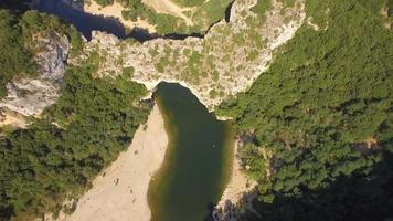 drone de voyage aérien vue sur l'arche naturelle et la rivière du pont d arc, sud de la france. video