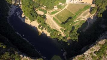 vista del drone di viaggio aereo dell'arco naturale e del fiume di pont d arc, nel sud della Francia.