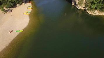 vista aérea do drone da viagem do arco natural do arco pont d e do rio, sul da França.