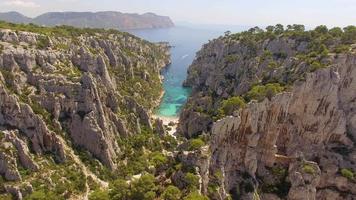 drone de voyage aérien vue sur eau verte claire et falaises de cassis, mer méditerranée, sud de la france.