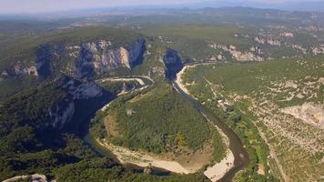 viagem aérea drone vista do rio tarn, sul da França.