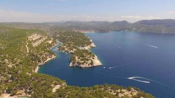 viaggio aereo drone vista di limpide acque verdi e scogliere di cassis, mar mediterraneo, francia meridionale.