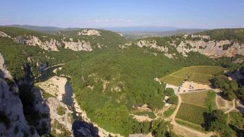 Drone de viaje aéreo vista del arco y río natural pont d arc, sur de francia.