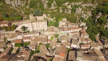 viagem aérea drone vista de balazuc, sul da França.