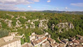 Luftreise Drohne Blick auf Balazuc, Südfrankreich