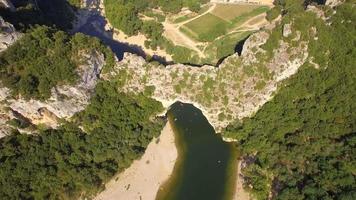Flygresa drönare utsikt över pont d bågen naturliga båge och floden, södra Frankrike. video