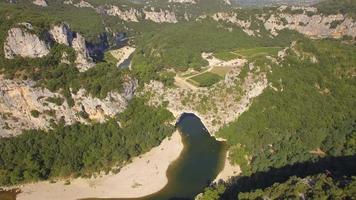 Drone de viaje aéreo vista del arco y río natural pont d arc, sur de francia.