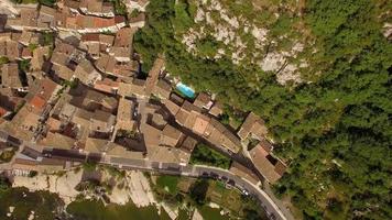 viagem aérea drone vista de balazuc, sul da França.