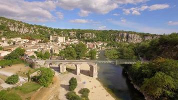 vista aerea drone di balazuc, nel sud della francia. video