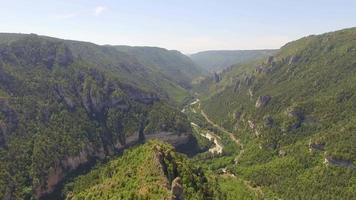 Luftreisedrohnenansicht der Gorges du Tarn und des Flusses Tarn, Südfrankreich. video
