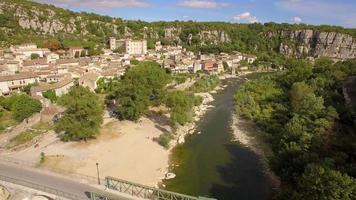 Luftreise Drohne Blick auf Balazuc, Südfrankreich
