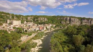 vista aerea drone di balazuc, nel sud della francia. video