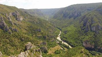Luftreisedrohnenansicht der Gorges du Tarn und des Flusses Tarn, Südfrankreich. video