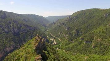 Luchtfoto reizen drone uitzicht op de Gorges du Tarn en de rivier de Tarn, Zuid-Frankrijk.