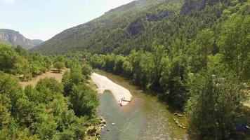 viagem aérea drone vista de desfiladeiros du tarn e do rio tarn, sul da frança. video
