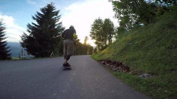 en skateboardåkare i utförsåkning på en bergsväg. video
