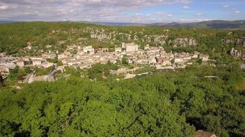 Flygresa drönare syn på Balazuc, södra Frankrike. video