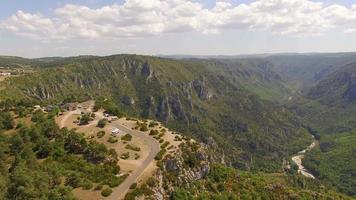 drone de voyage aérien vue sur les gorges du tarn et le tarn, sud de la france. video