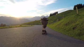 uno skateboarder in discesa che fa skateboard su una strada di montagna. video