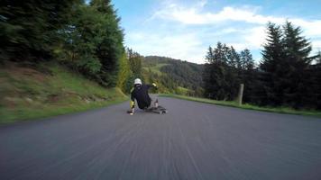 ein Skateboarder Downhill-Skateboarding-Rennen auf einer Bergstraße. video