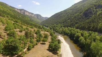 Luchtfoto reizen drone uitzicht op de Gorges du Tarn en de rivier de Tarn, Zuid-Frankrijk.