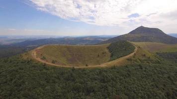 vista aérea de drone de viaje del puy de dome, volcán de lava en francia. video