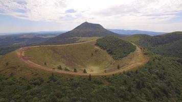 vista aérea de drone de viaje del puy de dome, volcán de lava en francia. video