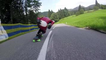 uno skateboarder in discesa che fa skateboard su una strada di montagna. video