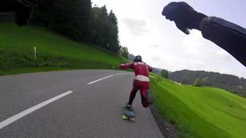 en skateboardåkare i utförsåkning på en bergsväg. video