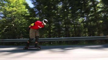 ein Skateboarder Downhill-Skateboarding-Rennen auf einer Bergstraße. video
