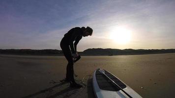 pov de um homem se preparando para ir sup stand up paddleboard surf.
