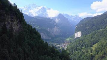 luchtfoto reizen drone uitzicht op de lauterbrunnen-vallei, zwitserland.