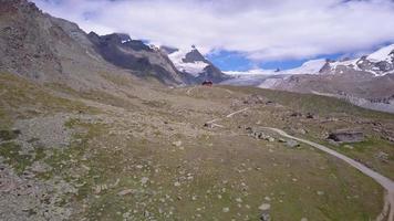 Vista aérea de drone de zermatt en el lago Stellisee, monte Matterhorn, Suiza. video