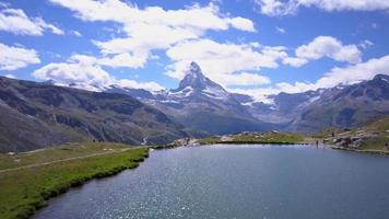 Vista aérea de drone de zermatt en el lago Stellisee, monte Matterhorn, Suiza. video