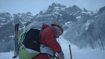 un alpinista che si arrampica sulla neve. video