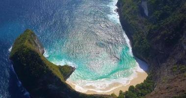 Vista aérea de drone de una costa de playa desierta y apartada. video
