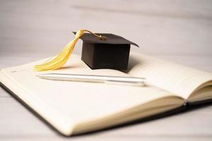 sombrero de brecha de graduación en el concepto de enseñanza de aprendizaje de prueba de estudio de educación de libro abierto. foto