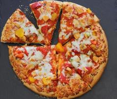 pizza con rúcula y salami