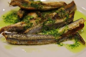 anchoas fritas típicas de españa, pescadito frito español boquerones fritos foto