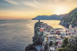Ernazza village en el parque nacional de Cinque Terre al atardecer, Italia