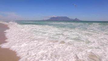 Vista aérea de drone de viaje de Table Mountain y Table Bay y kiteboarders de Bloubergstrand, Ciudad del Cabo, Sudáfrica.