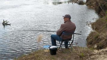 volwassen man vangt vis op de rivier video