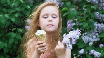 menina toma sorvete ao ar livre verão