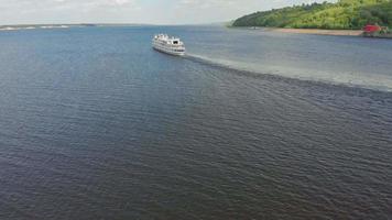 het motorschip op de rivier scheepvaart luchtfoto schieten video