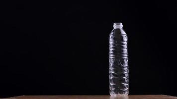 stop motion beber botella de agua concepto de reciclaje. video